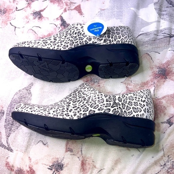 Align Nursing clogs shoes size  9 1/2 white Leopard - Picture 5 of 7